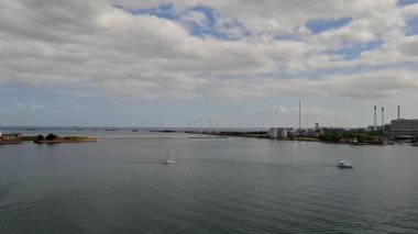 Kopenhag 'ın Yeşil Ufku: Günbatımında Modern Skyline ve Offshore Wind Farm