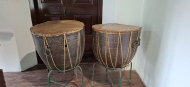 Hindistan Ernakulam sep 27 2024 Kerala 'dan bir çift antik Idakka davulu, geleneksel perküsyon enstrümanları Hill Palace Museum' da sergilenmektedir.