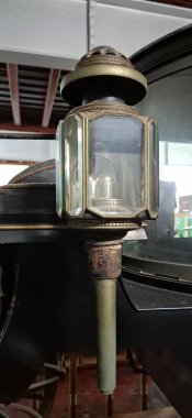 India Ernakulam sep 27 2024. Hill Palace Müzesi 'ndeki daha büyük bir serginin parçası olan antika bir el fenerinin yakın çekim görüntüsü..