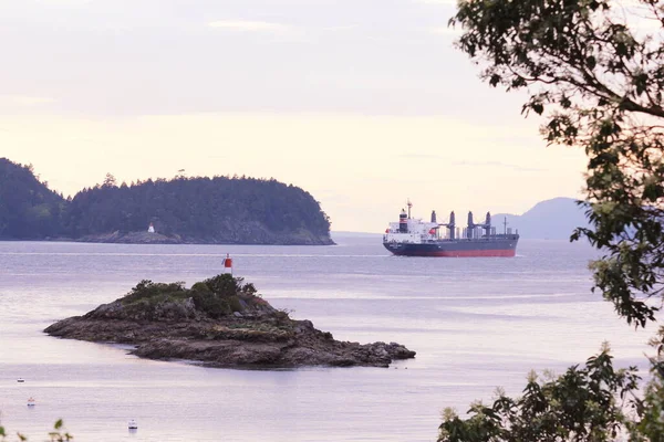 2014年10月23日ブリティッシュコロンビア州ペンダー島2014年10月23日 湾岸諸島に沿って多くの西海岸のタンカーの交通ルートとその環境への影響 — ストック写真