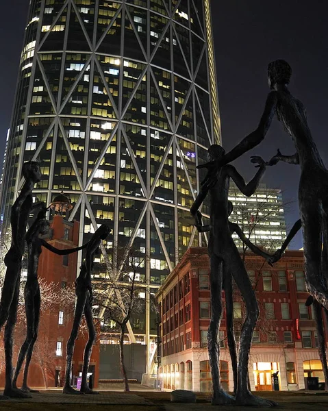 Elk Adası Ulusal Parkı, Alberta Kanada, 07 Haziran 2020: Bir çocuk gün batımının tadını çıkarmak için ahşap bir piknik masasında otururken mola verir.