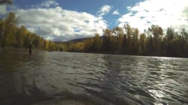  Britanya Kolumbiyası 'nda Kanada' da sonbahar sırasında bulutlarla birlikte gökyüzünün zaman atlaması.