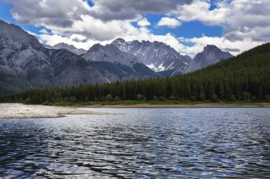 Kanada seyahati sırasında arka planda Rocky Dağları olan Aşağı Kananaskis Gölü.