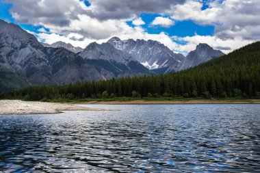 Aşağı Kananaskis Gölü ve Rocky Dağları yaz yürüyüşünün yansımasında kırılmış..