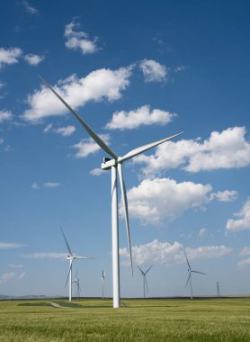 Pincher Creek Alberta Kanada 'daki bir rüzgar çiftliğinde üretilen yel değirmenlerinin yeşil enerjisi.