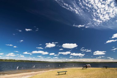 İskelet Gölü Alberta Kanada 'daki Mewatha Sahili' nde halka açık yüzme alanı..