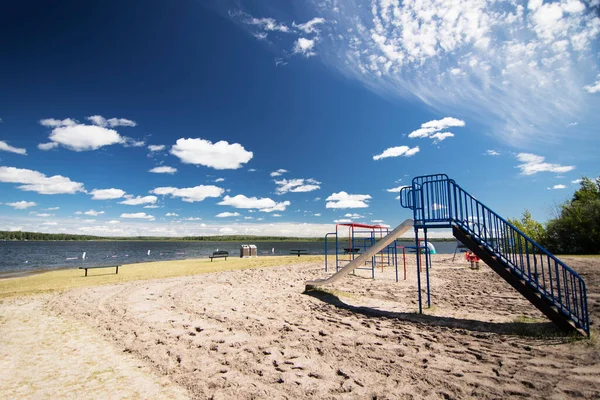 Parque Infantil Junto Playa Con Vistas Lago Esqueleto Día Verano —  Fotos de Stock