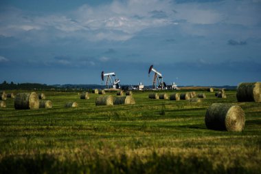 Petrol ve gaz endüstrisi Alberta Kanada 'daki Kanada ovalarında tarım endüstrisiyle birlikte çalışıyor..