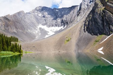 Yürüyüş yolunun sonundaki Kanada Kayalıkları 'ndaki Rummel Gölü' nün dağ yansıması..