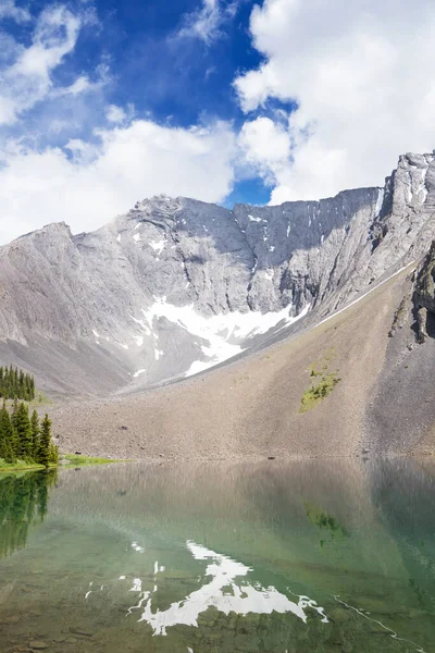 徒步旅行结束时加拿大落基山脉隆美尔湖上的山地倒影 — 图库照片