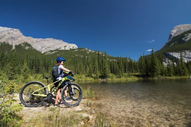 Banff Alberta Canada, 18 Ağustos 2020: Dağ bisikletli çocuklar Yüksek Kayalıklar boyunca mola verdiler.