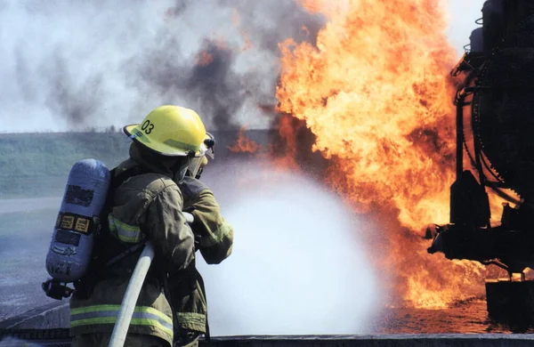 前线的消防员和急救人员处理一场工业火灾 — 图库照片