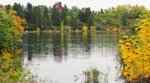 Herfst Reflecties Met Uitzicht Heritage Park Van Glenmore Park Calgary — Stockfoto