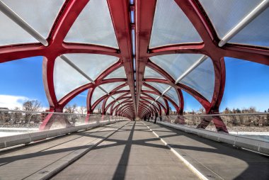 Calgary şehir merkezindeki sembolik barış köprüsü banliyö yolunun bir parçası..