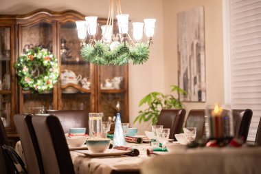 Noel tatili boyunca mum ışığı ve xmas çelengi ile şenlik masası kurulumu.