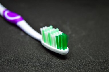 Siyah arka planda yeni bir diş fırçası. diş konsepti