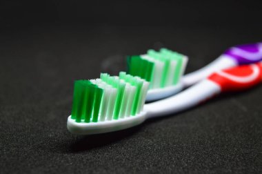 Siyah arka planda iki yeni diş fırçası. diş konsepti