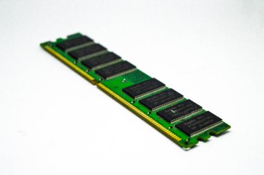 Beyaz arkaplanda izole edilmiş RAM bellek modülleri