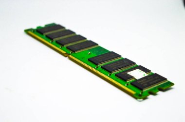 Beyaz arkaplanda izole edilmiş RAM bellek modülleri