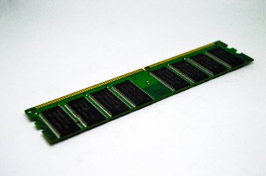 Beyaz arkaplanda izole edilmiş RAM bellek modülleri