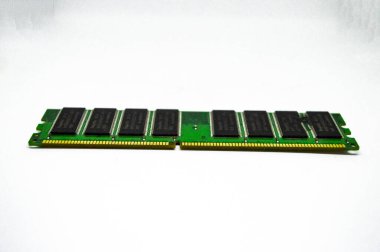 Beyaz arkaplanda izole edilmiş RAM bellek modülleri