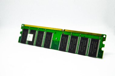 Beyaz arkaplanda izole edilmiş RAM bellek modülleri