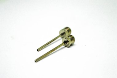 Pompa için özel bir metal iğne, beyaz arka plandaki her türlü spor topu için bir iğne..