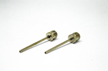 Pompa için özel bir metal iğne, beyaz arka plandaki her türlü spor topu için bir iğne..