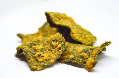 Beyaz arka planda gevrek Nori Seaweed