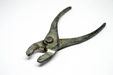 Beyaz arkaplanda pense