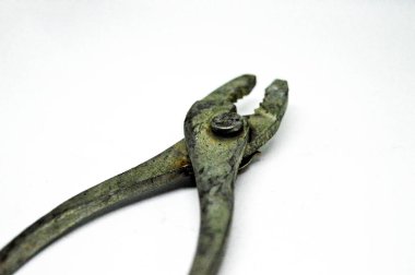 Beyaz arkaplanda pense