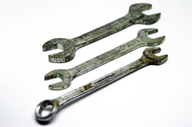 beyaz zemin üzerine İngiliz anahtarları