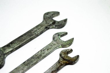 beyaz zemin üzerine İngiliz anahtarları