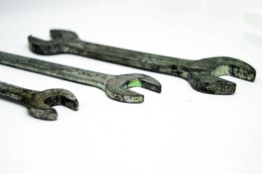 beyaz zemin üzerine İngiliz anahtarları