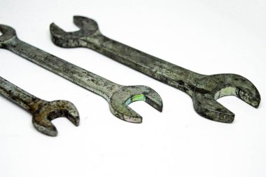 beyaz zemin üzerine İngiliz anahtarları