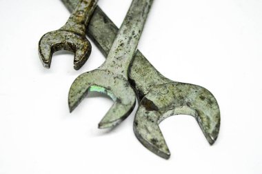 beyaz zemin üzerine İngiliz anahtarları