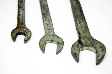 beyaz zemin üzerine İngiliz anahtarları