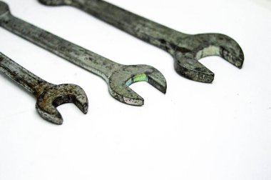 beyaz zemin üzerine İngiliz anahtarları