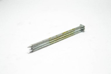 Beyaz arka planda gümüş çivi izole