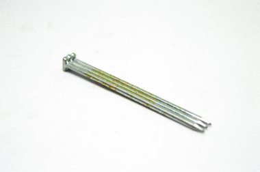 Beyaz arka planda gümüş çivi izole