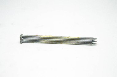 Beyaz arka planda gümüş çivi izole