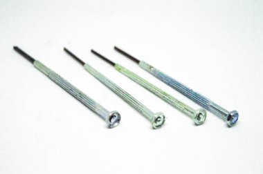 Beyaz arkaplanda izole edilmiş optometrist için küçük tornavidalar