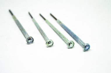 Beyaz arkaplanda izole edilmiş optometrist için küçük tornavidalar