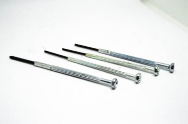 Beyaz arkaplanda izole edilmiş optometrist için küçük tornavidalar