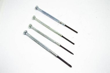 Beyaz arkaplanda izole edilmiş optometrist için küçük tornavidalar