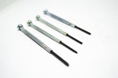 Beyaz arkaplanda izole edilmiş optometrist için küçük tornavidalar