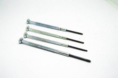 Beyaz arkaplanda izole edilmiş optometrist için küçük tornavidalar