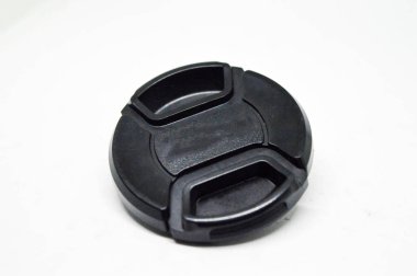 Mercek kapağı beyaz arkaplanda izole edildi