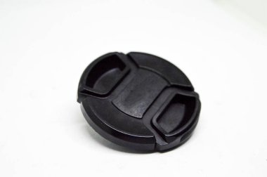 Mercek kapağı beyaz arkaplanda izole edildi