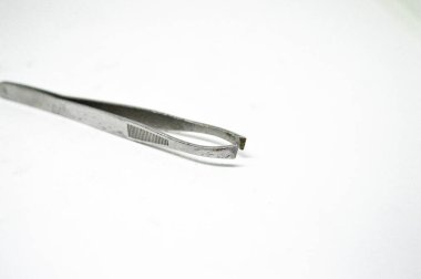 Metal cımbızlar beyaz arkaplanda izole